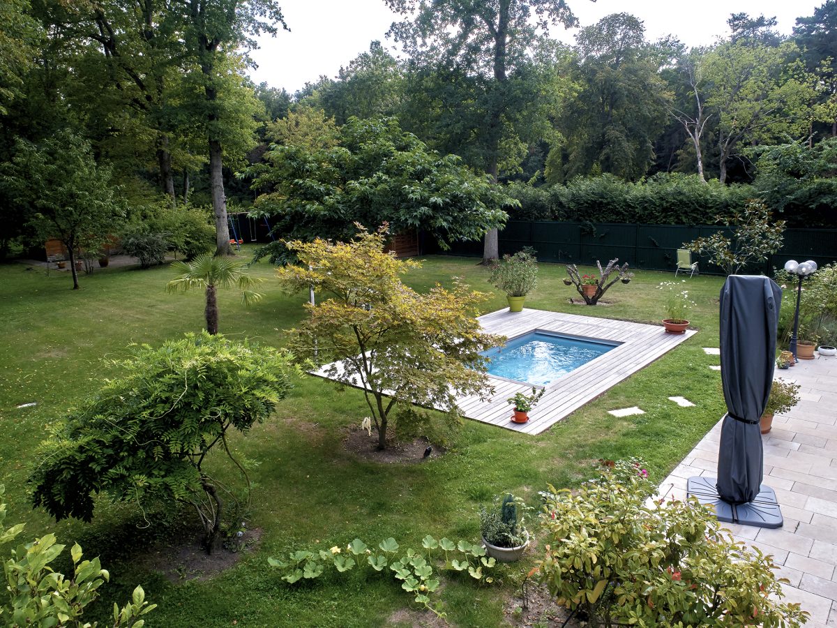 Mini piscine de 4x2,5m avec un escalier d'angle composée d'un liner gris clair