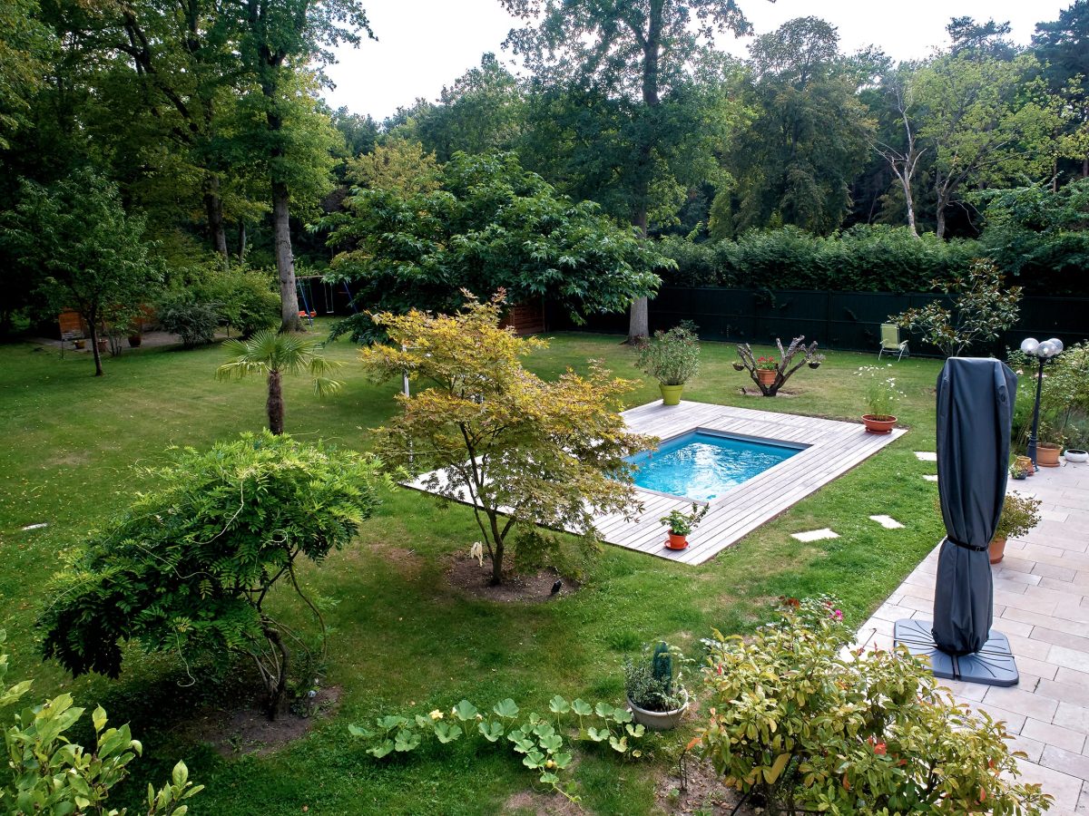 Mini piscine de 4x2,5m avec un escalier d'angle composée d'un liner gris clair