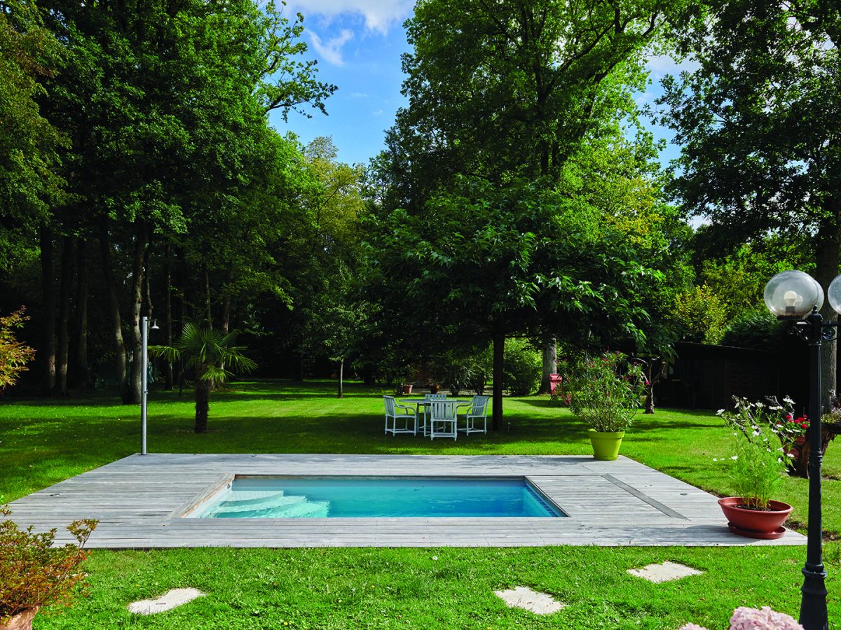 Mini-piscine extérieure avec escalier d'angle