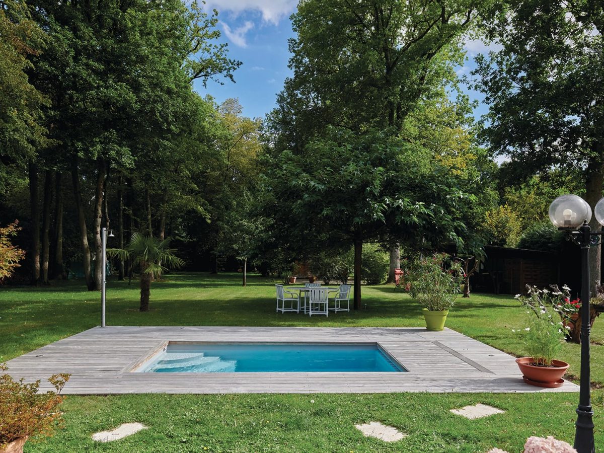 Mini-piscine extérieure avec escalier d'angle