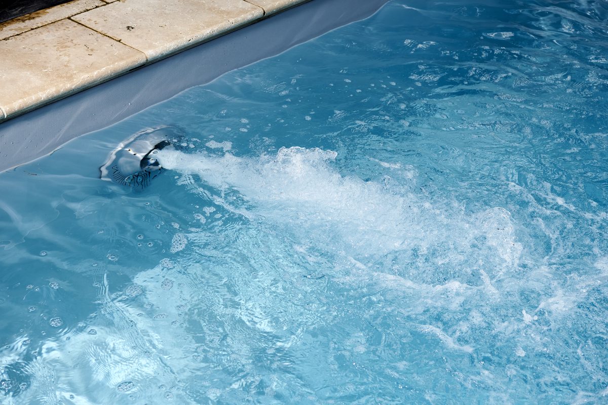Système de nage à contre courant pour piscine sportive