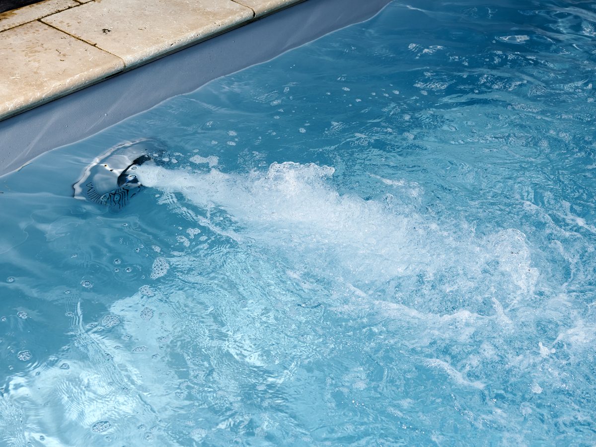 Système de nage à contre courant pour piscine sportive