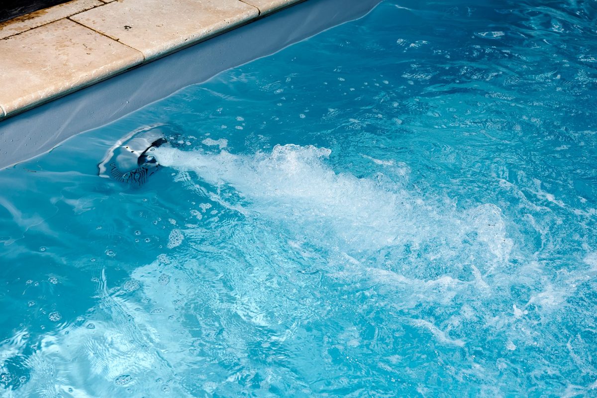 Système de nage à contre courant pour piscine sportive