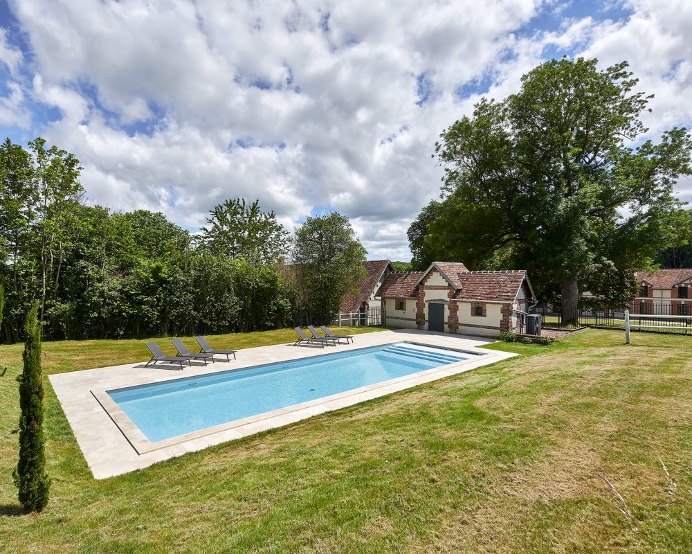 Piscine extérieure avec un escalier toute largeur de 4,5x15m