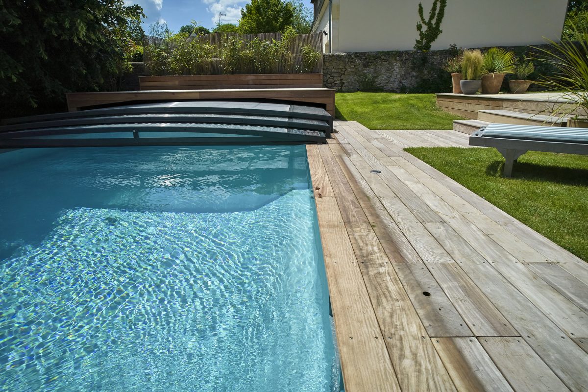 Abri plat ouvert sous une terrasse en bois exotique