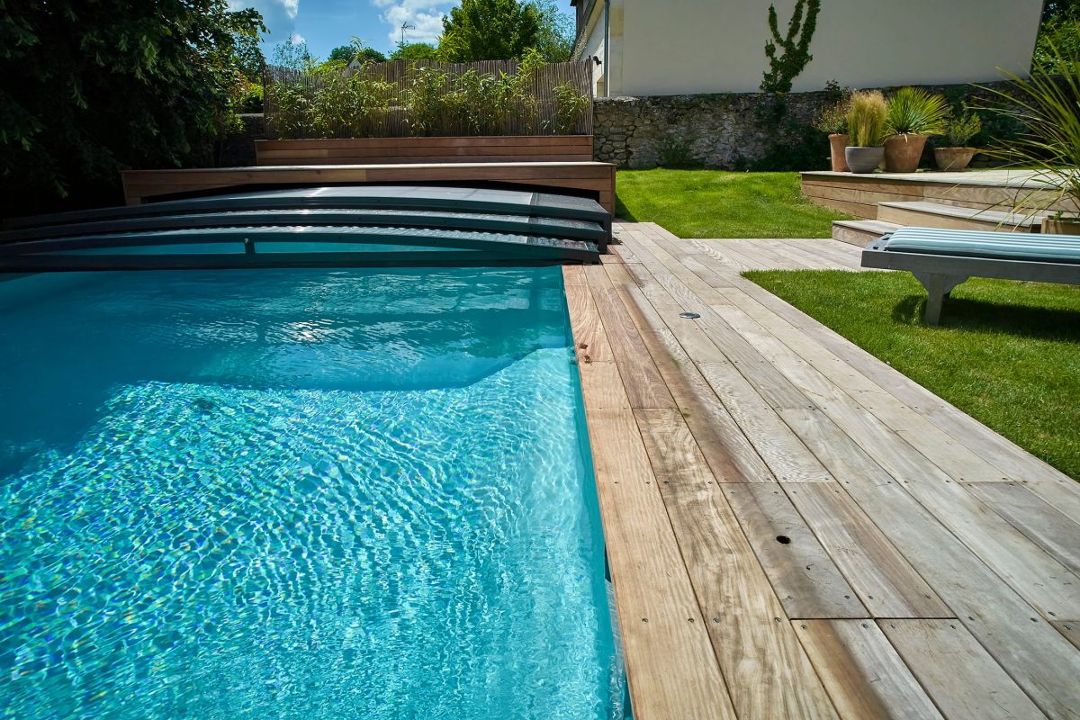 Abri plat ouvert sous une terrasse en bois exotique