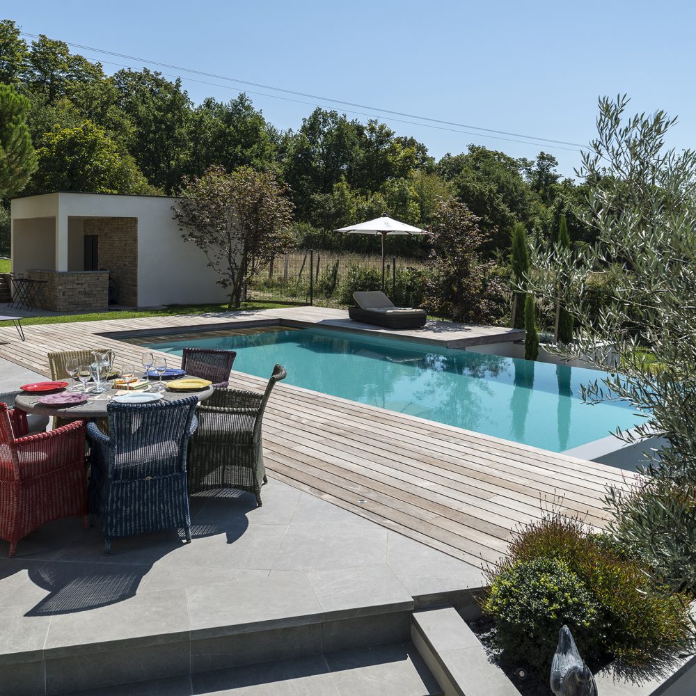Piscine à débordement sur deux côtés avec liner gris clair