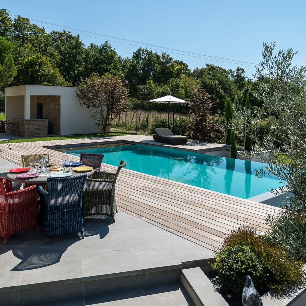 Piscine à débordement sur deux côtés avec liner gris clair