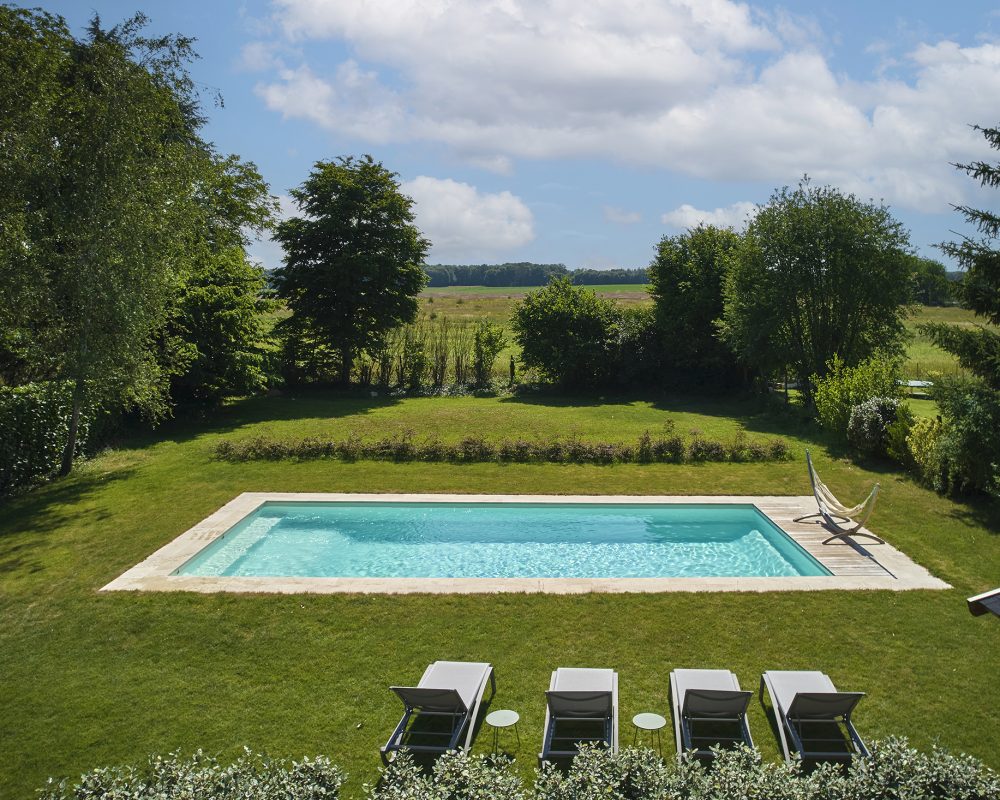 Piscine extérieur en 12x5m avec un volet OUT'DECK immergé