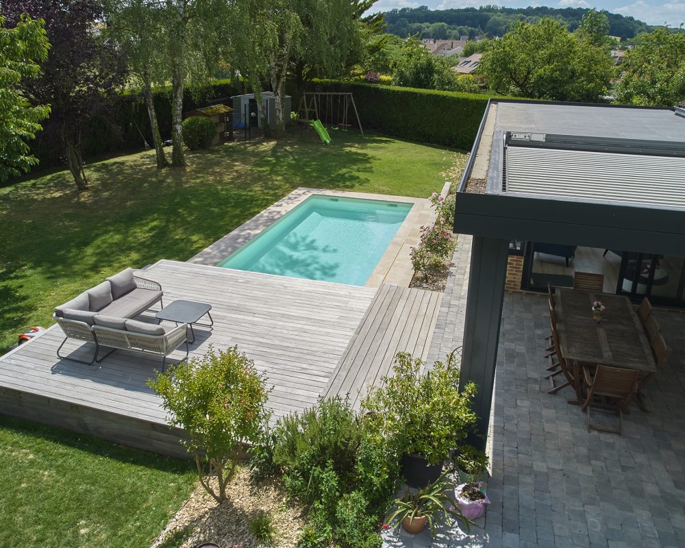 Piscine extérieures de 8x3m avec un fond plat et un abri plat avec une terrasse en bois