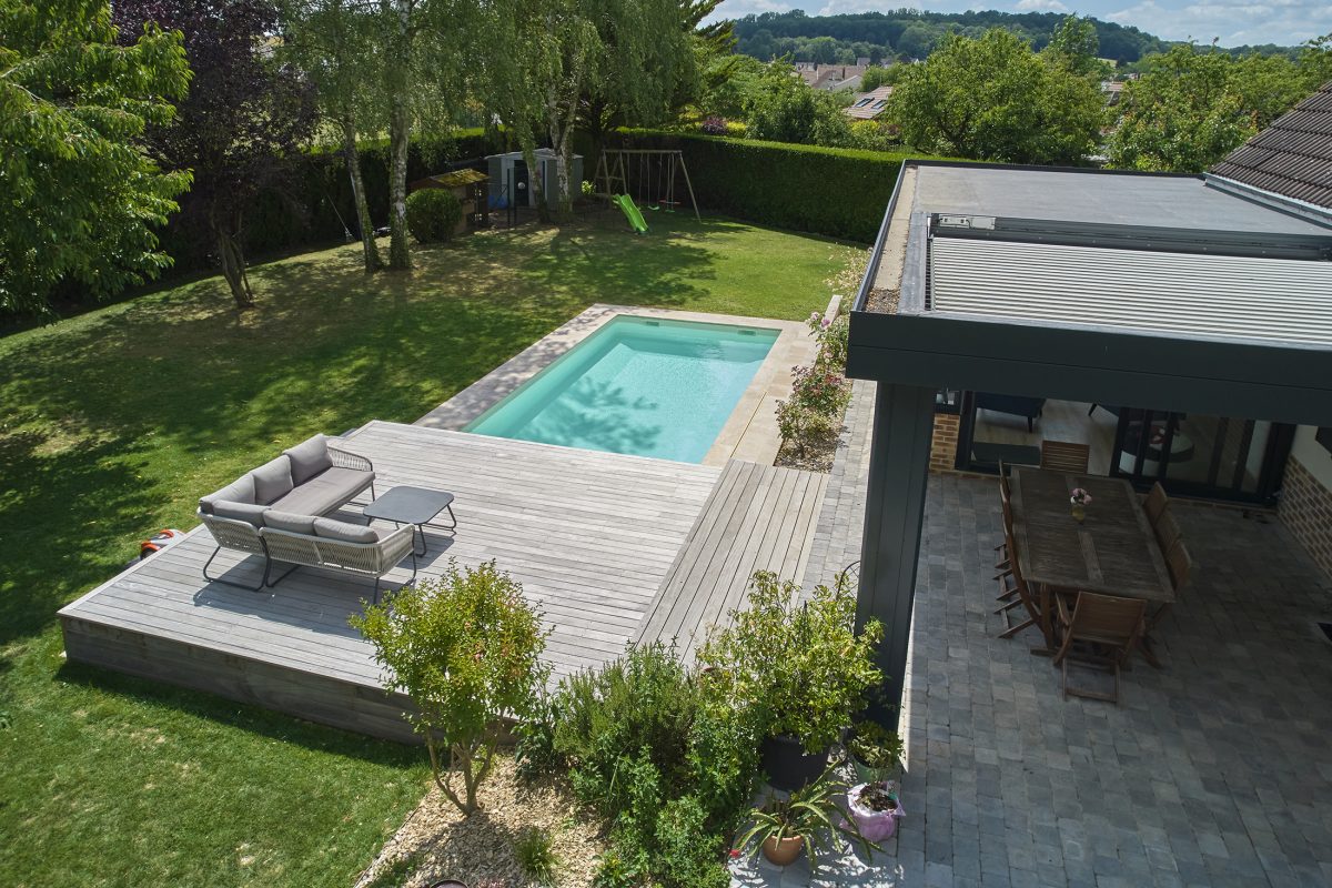 Piscine extérieures de 8x3m avec un fond plat et un abri plat avec une terrasse en bois