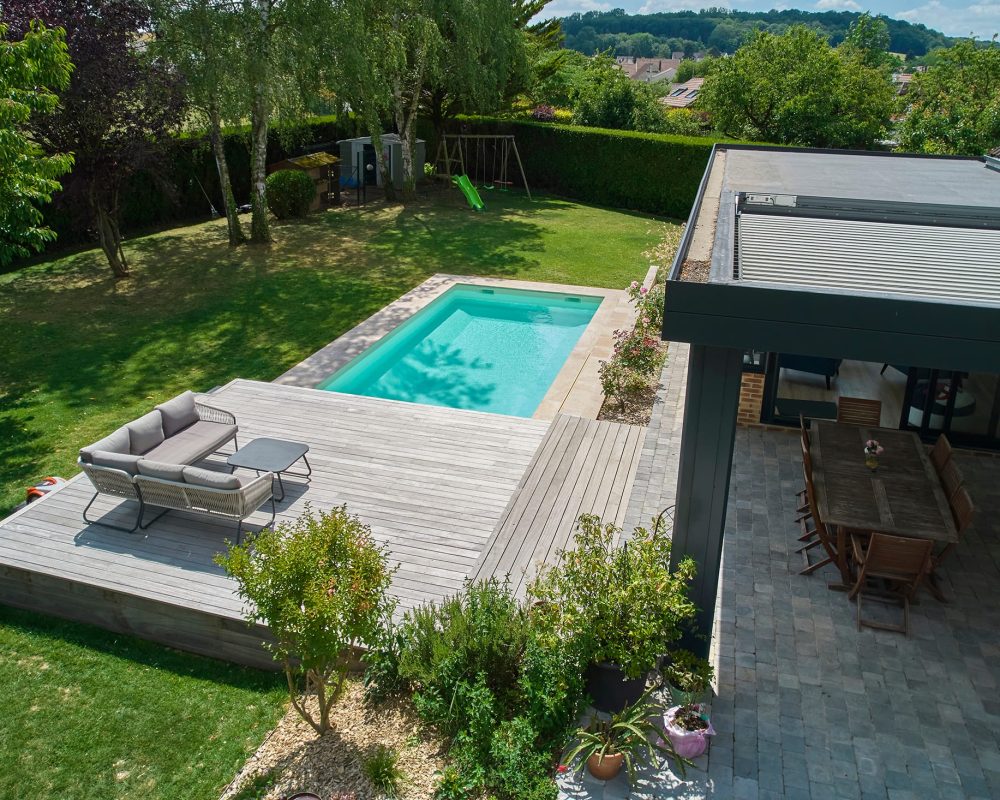 Piscine extérieures de 8x3m avec un fond plat et un abri plat avec une terrasse en bois