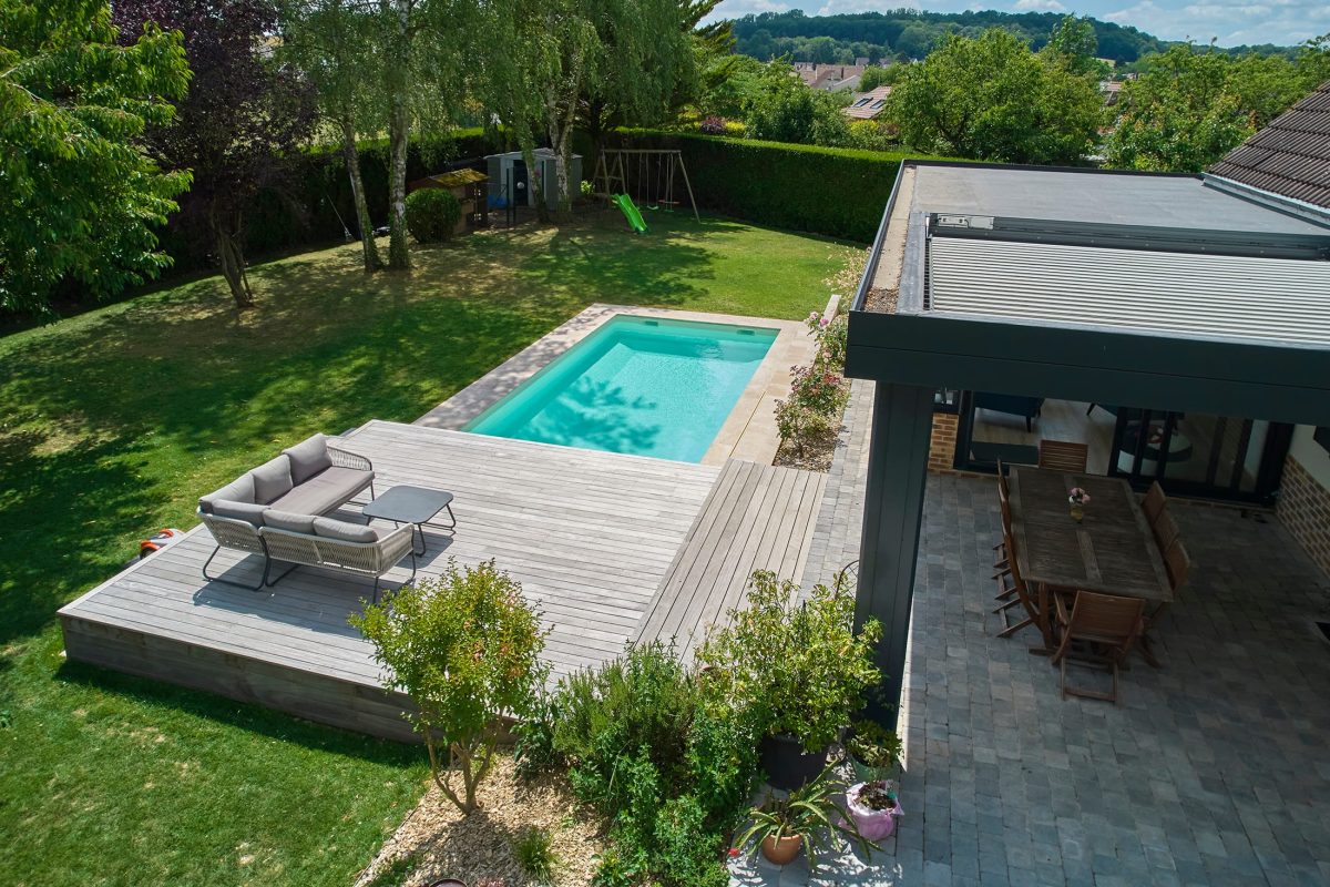 Piscine extérieures de 8x3m avec un fond plat et un abri plat avec une terrasse en bois