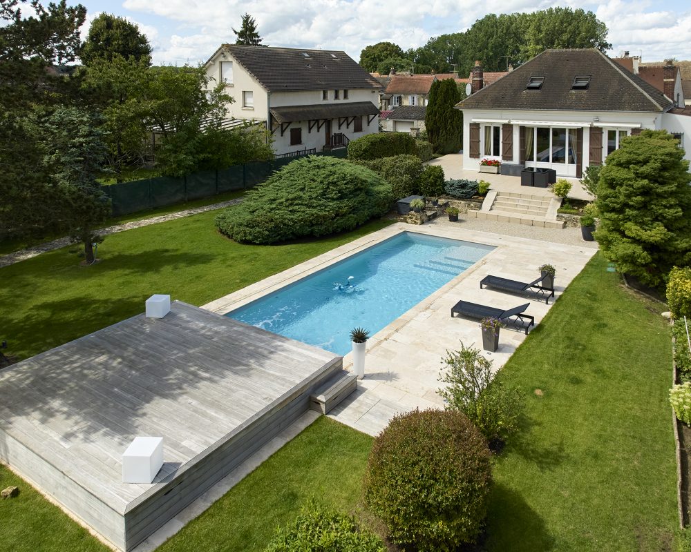 Piscine extérieure familiale de 10x4m avec margelles et plage en Travertin beige naturel