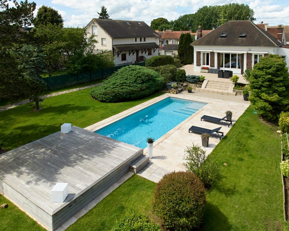 Piscine extérieure familiale de 10x4m avec margelles et plage en Travertin beige naturel