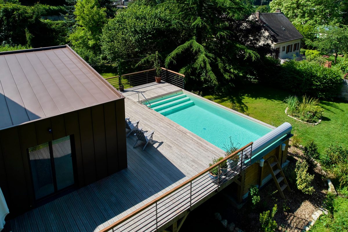 Piscine hors-sol en bois de 4x8m avec un volet roulant