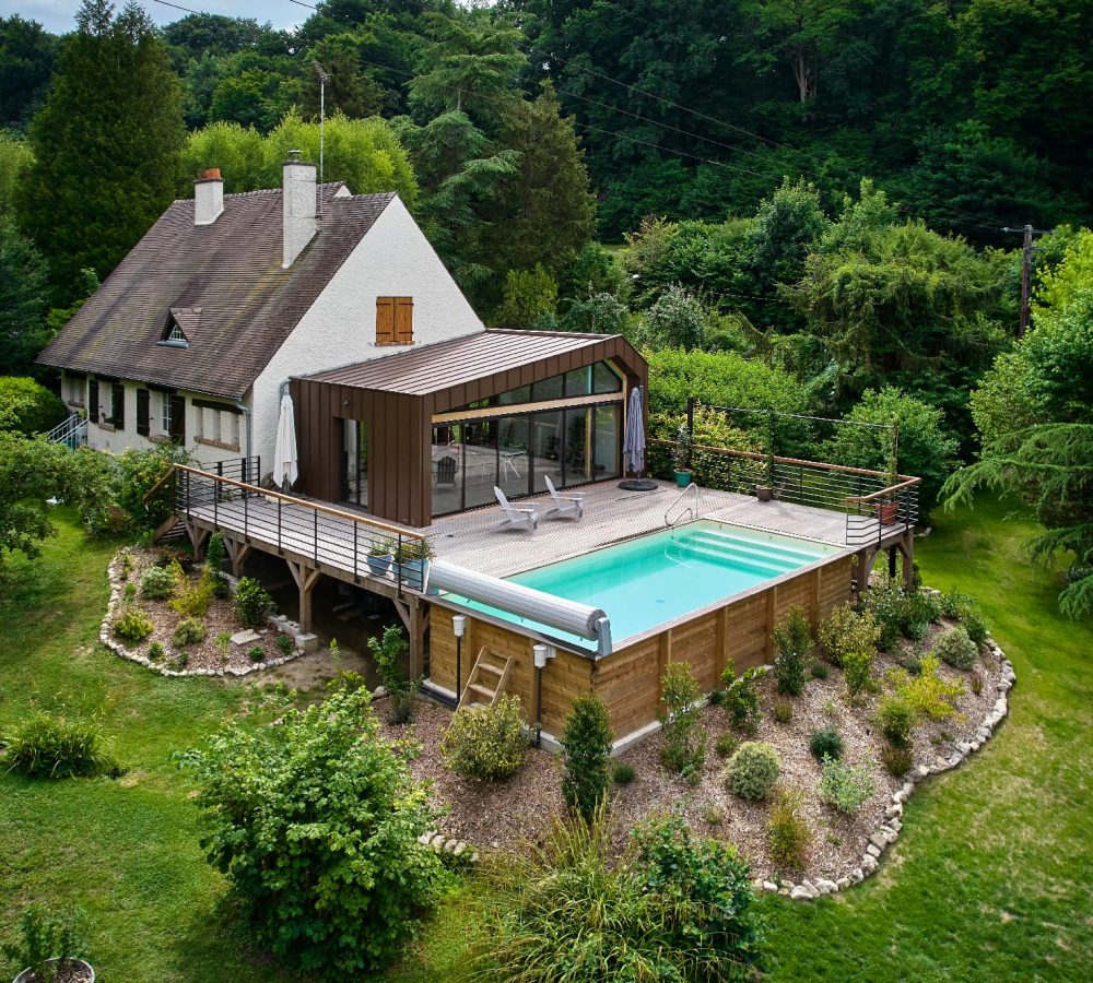 Piscine bois de 3,90 x 8,20 m suspendue dans le vide sur pilotis, terrasse en bois exotique.