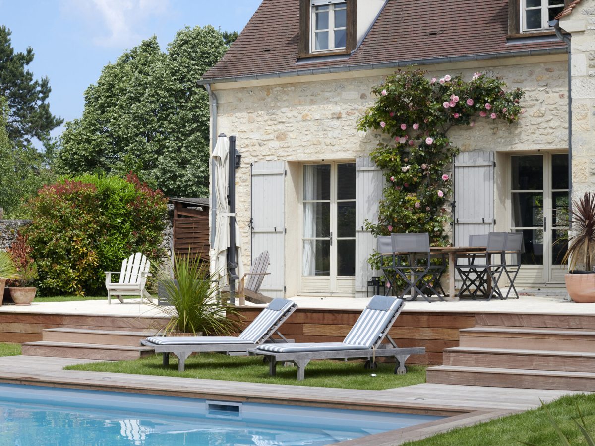 Piscine de nage à contre courant de 4x9m avec une terrasse en bois