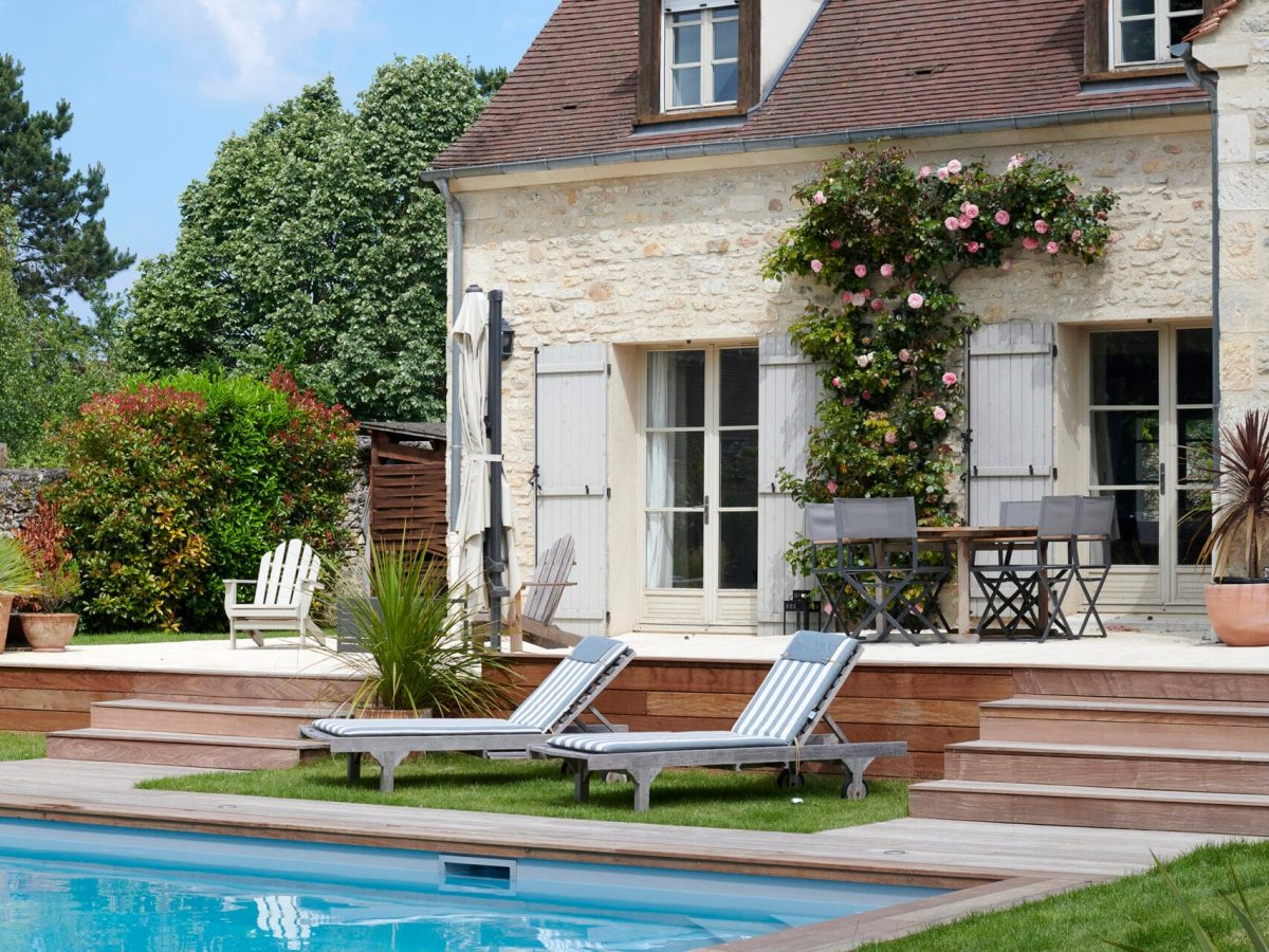 Piscine de nage à contre courant de 4x9m avec une terrasse en bois