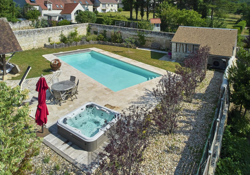 Piscine extérieure 13 x 5 m, douche solaire et spa semi-enterré 3 places.