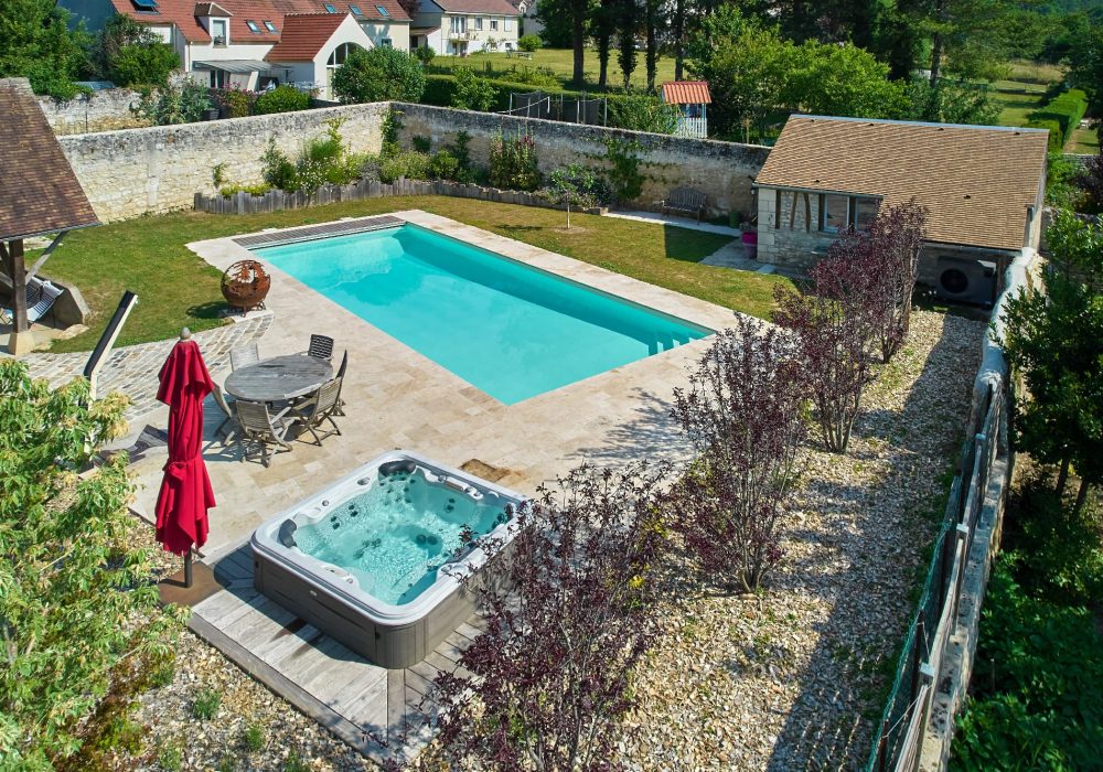Piscine extérieure 13 x 5 m, douche solaire et spa semi-enterré 3 places.