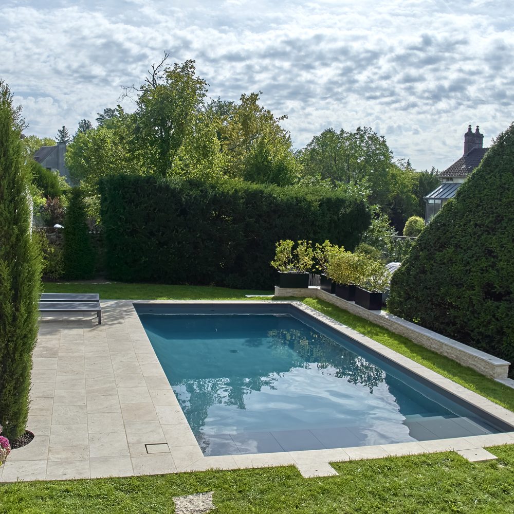 Piscine rectangulaire lumineuse et accueillante