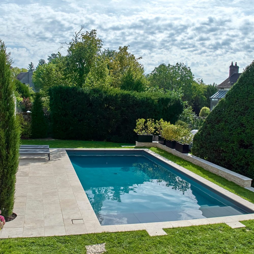 Piscine rectangulaire lumineuse et accueillante