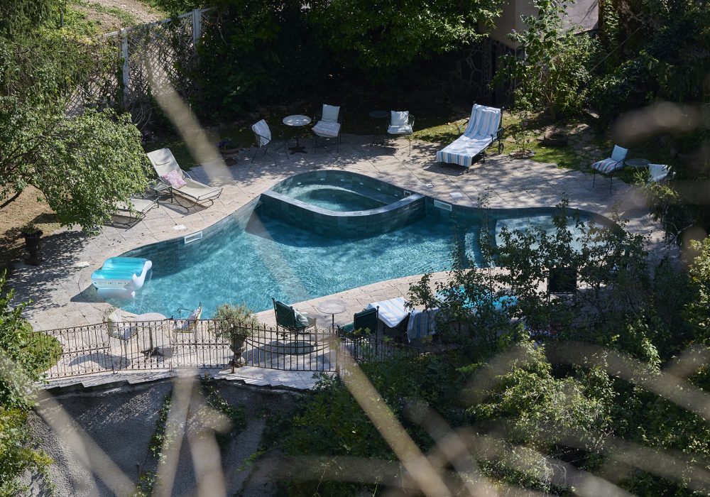 Piscine avec spa maçonne dans un espace extérieur pittoresque.
