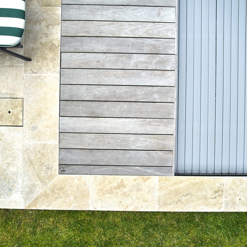 Plage et terrasse d'une piscine avec un liner gris anthracite