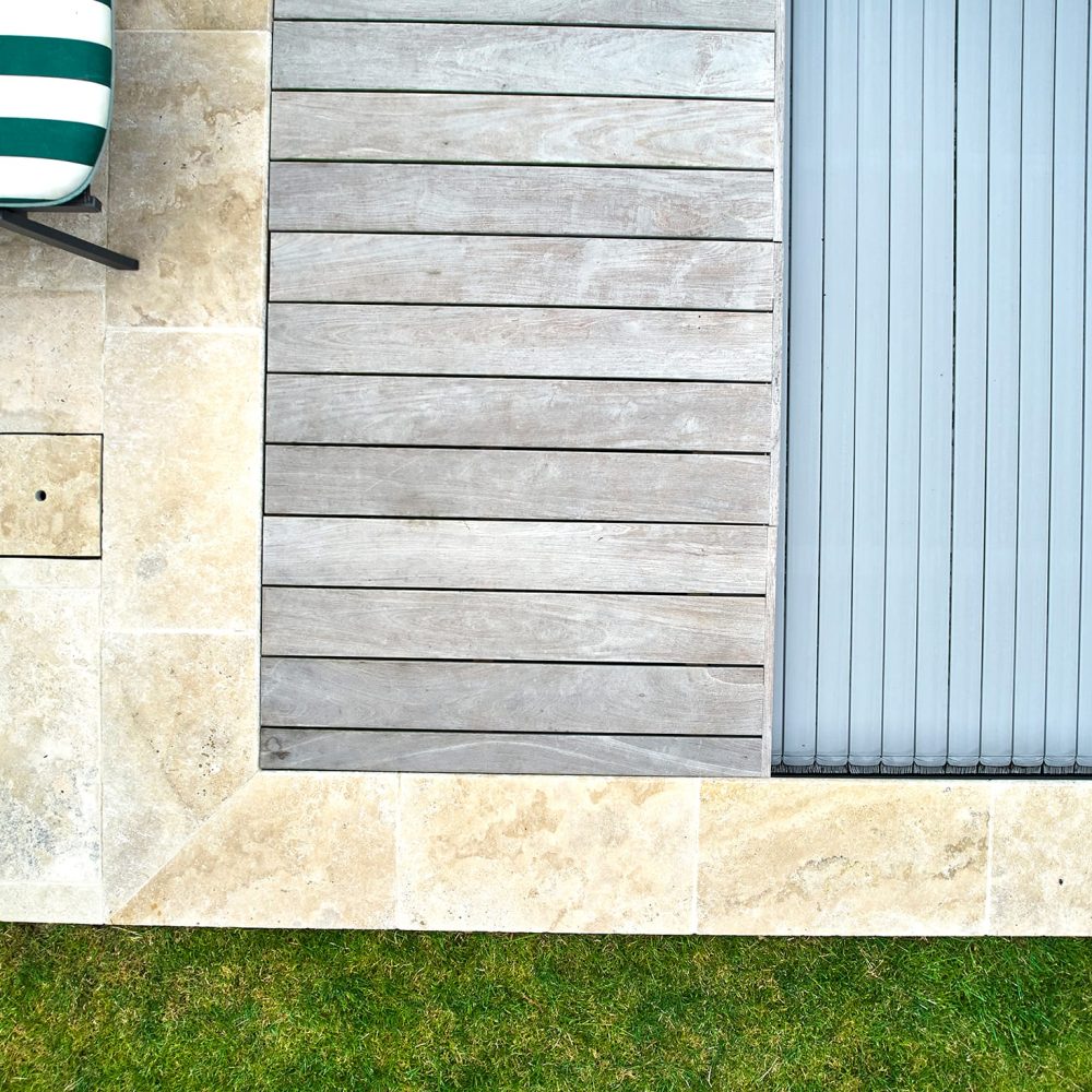 Plage et terrasse d'une piscine avec un liner gris anthracite