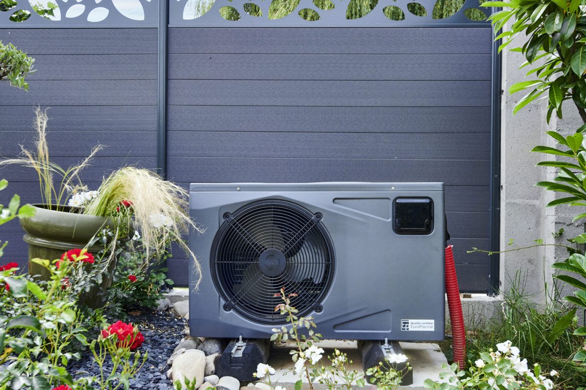 Piscine extérieure en 11x3,5m avec une pompe à chaleur INOPAC®