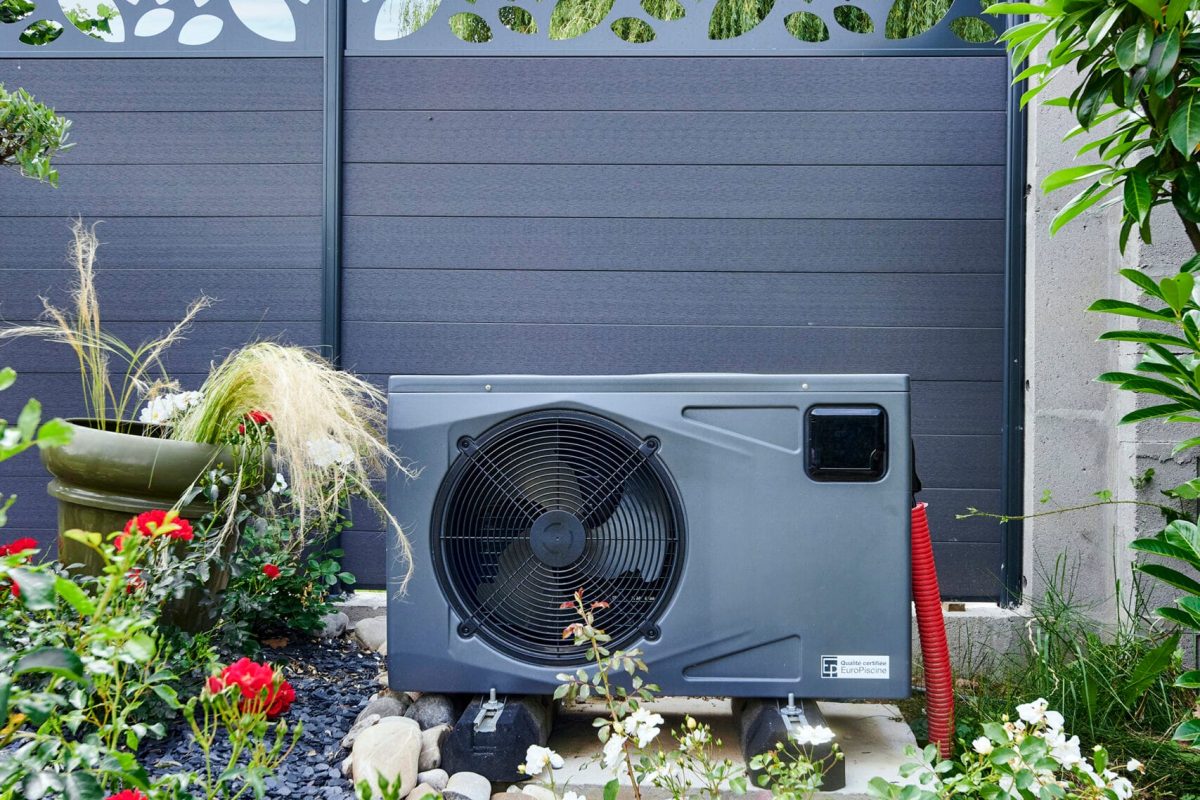 Piscine extérieure en 11x3,5m avec une pompe à chaleur INOPAC®