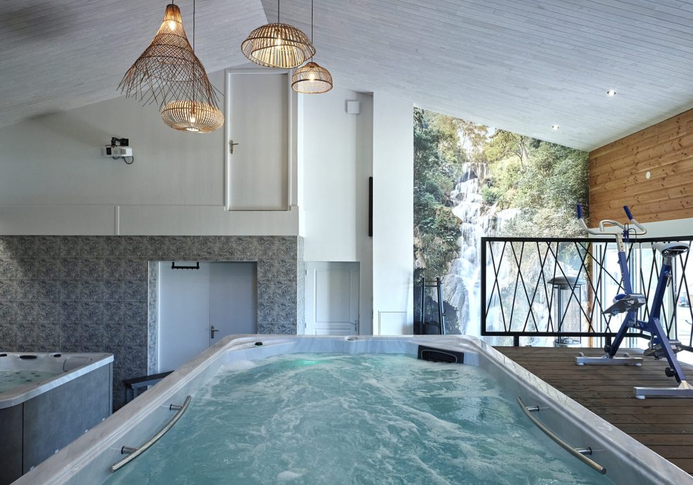 Spa de nage hors-sol en intérieur, idéal pour s’exercer tout en se relaxant.