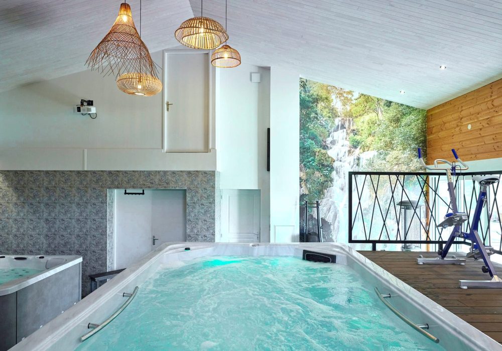Spa de nage hors-sol en intérieur, idéal pour s’exercer tout en se relaxant.