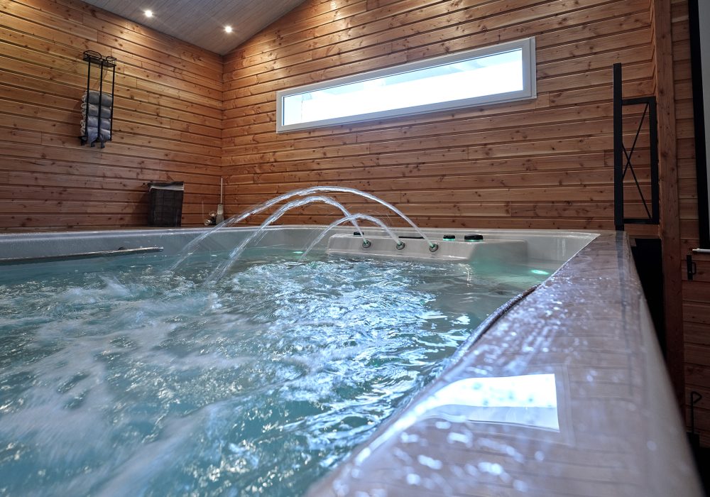 Spa de nage OEWEO intérieur, conçu pour allier exercice physique et détente.