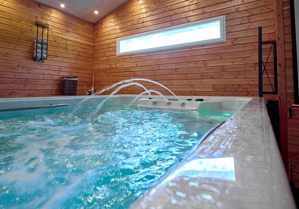 Spa de nage OEWEO intérieur, conçu pour allier exercice physique et détente.