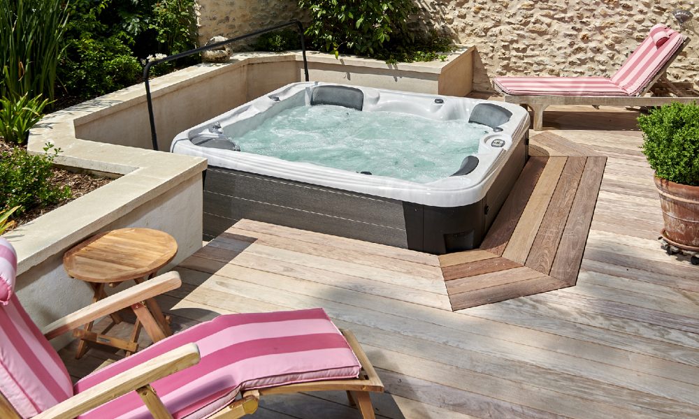 Spa familiale semi encastré avec une terrasse en bois exotique