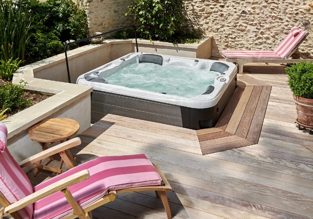 Spa familiale semi encastré avec une terrasse en bois exotique