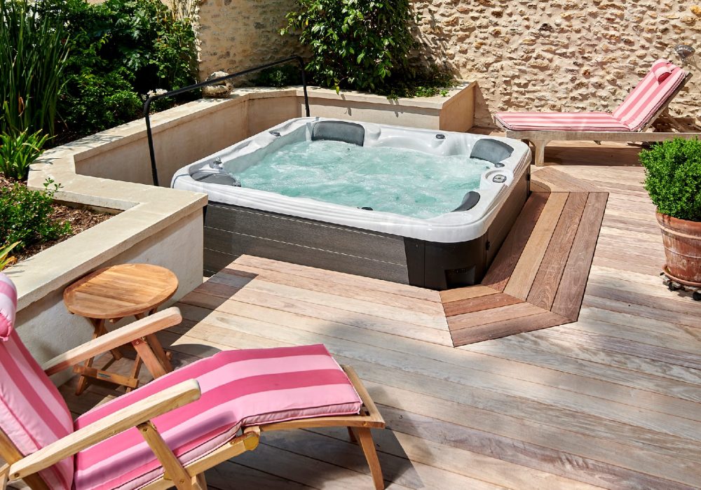 Spa familiale semi encastré avec une terrasse en bois exotique