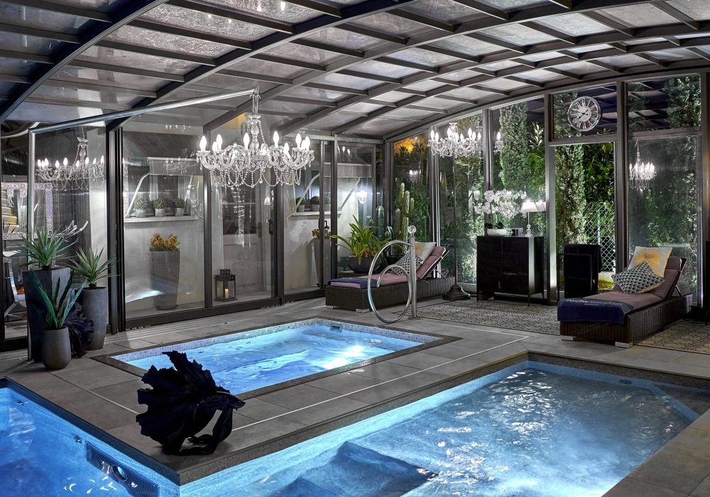 Espace détente intérieur avec piscine et spa sur mesure.
