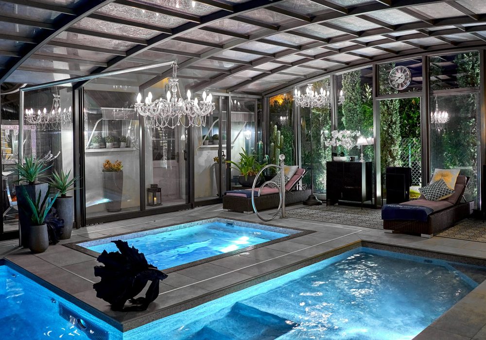 Espace détente intérieur avec piscine et spa sur mesure.