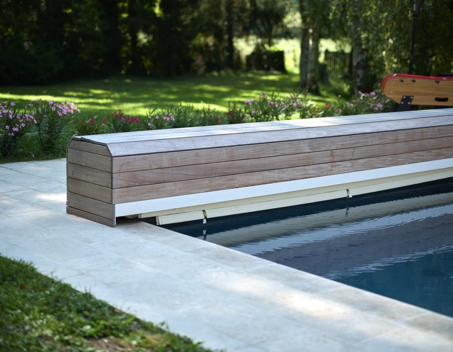 Volet roulant hors-sol dans un coffre banc en bois