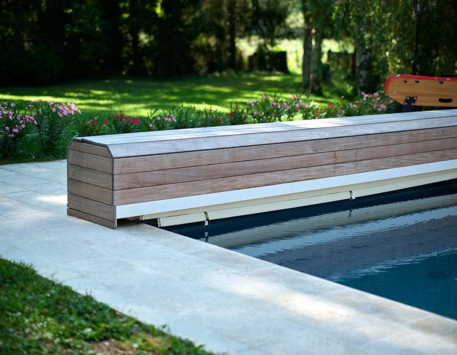 Volet roulant hors-sol dans un coffre banc en bois