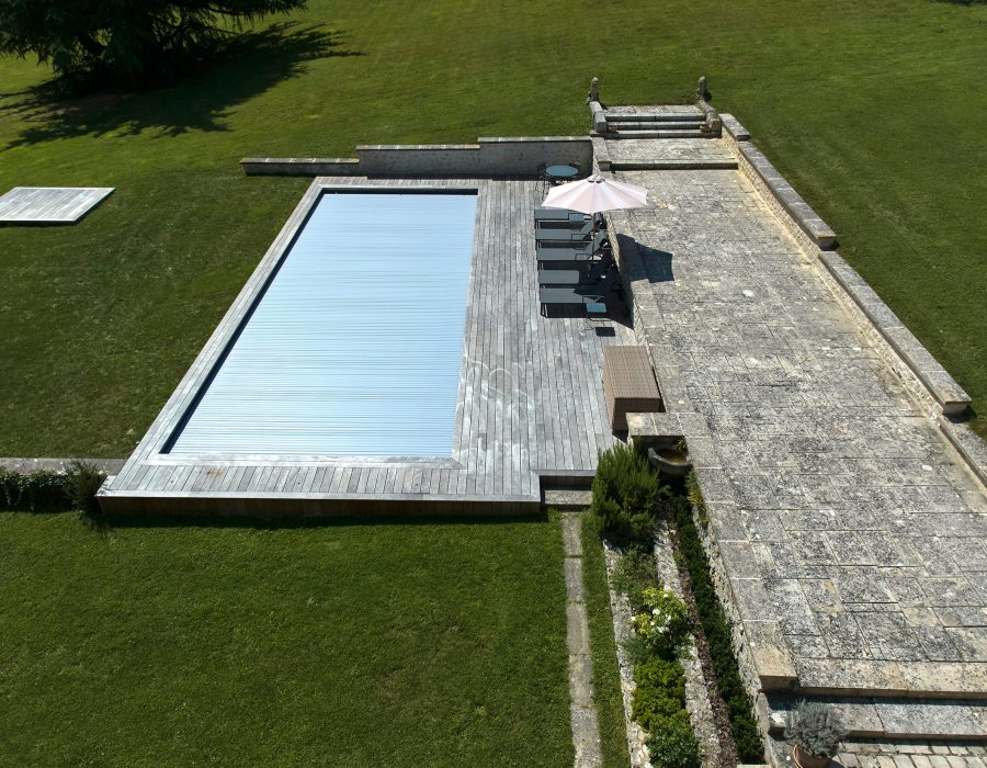 Piscine 12x5 m extérieure avec volet à lames grises